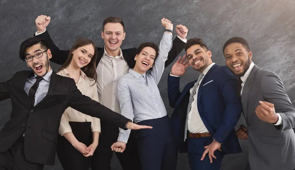 Sorrindo grupo multiétnico se divertindo e posando — Fotografia de Stock