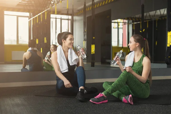 Fitness mulheres bebendo água no ginásio — Fotografia de Stock