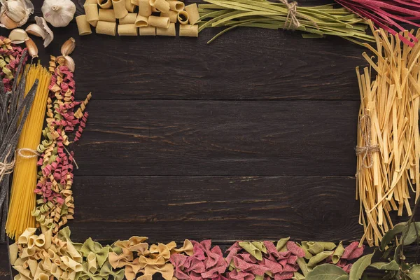 Siyah arka plan üzerine el yapımı makarna türleri