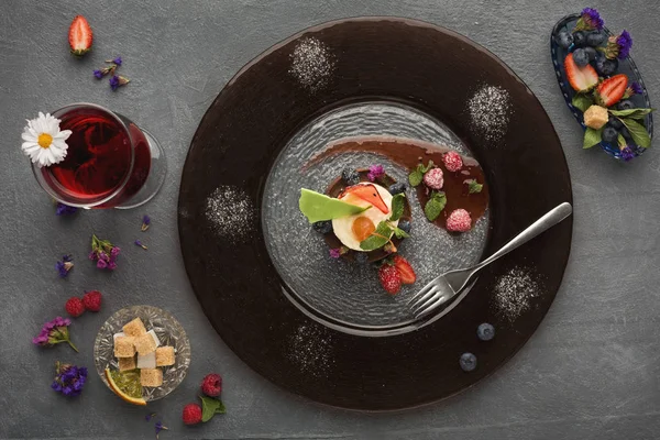 Exclusieve mousse dessert geserveerd in restaurant — Stockfoto