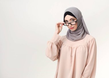 Arap kadın türban ve gözlük