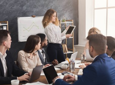 iş kadını ofiste tablet pc grafikleri ile gösterilen