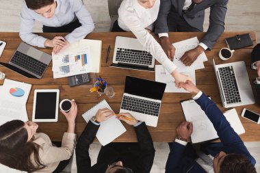 İş insanların karşılıklı toplantısında