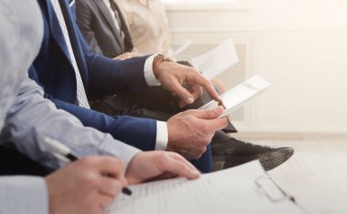 İş görüşmesi için hazırlanıyor sırada bekleyen çok ırklı insanlar