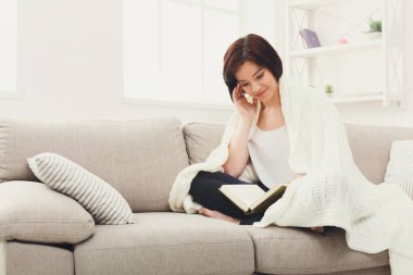 Bir kitap olan düşünceli kadın