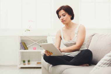 Evde bir tablet ile genç kız