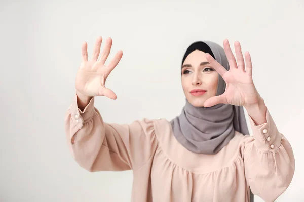 Wanita Muslim menunjuk pada layar virtual, ruang copy — Stok Foto