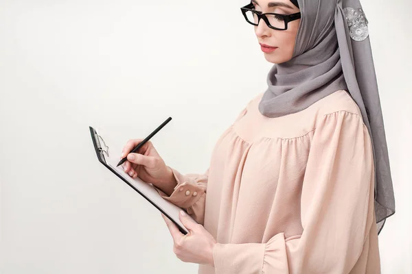 Manajer wanita Islam dengan papan klip — Stok Foto