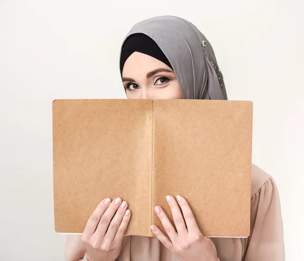 Muslim wanita dengan potret buku — Stok Foto