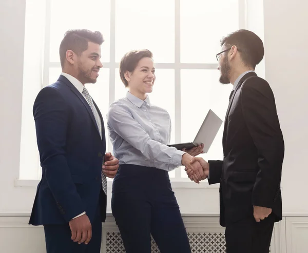 Obchodní lidé handshake při prvním setkání — Stock fotografie