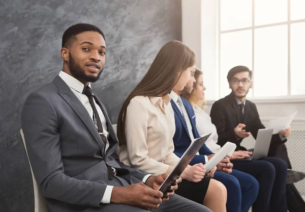 Multiraciale mensen in wachtrij sollicitatiegesprek voorbereiden — Stockfoto