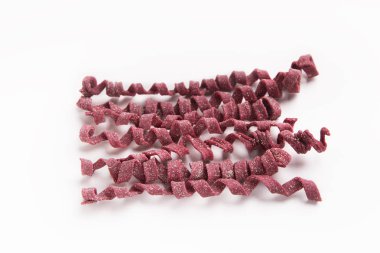 Beyaz izole çiğ mor düdük yığını