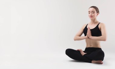 Güzel kadının Yoga lotus poz yapması