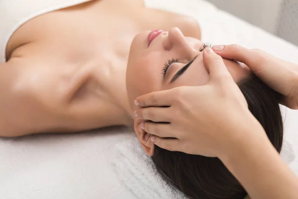 Femme obtenir massage facial professionnel au salon de spa — Photo