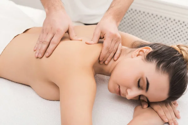 Klasická masáž v kanceláři fyzioterapeut — Stock fotografie