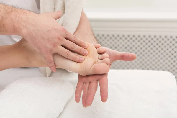 Zbliżenie masażu stóp, akupresura — Zdjęcie stockowe
