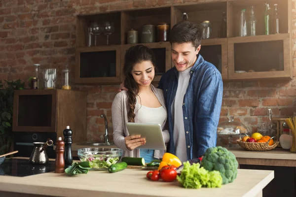 Güzel genç çift okuma tarifi Tablet