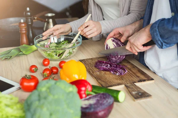 Primer plano de la pareja cocinando alimentos saludables juntos — Foto de Stock