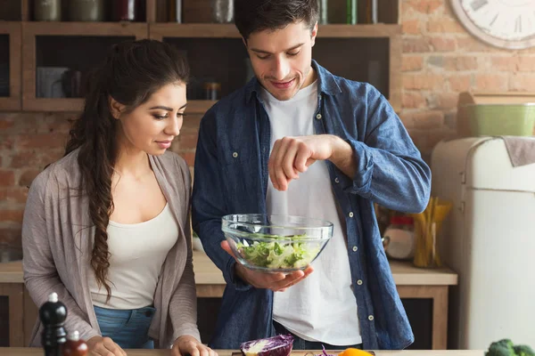 Happy couple cooking healthy food together — Stock Photo, Image