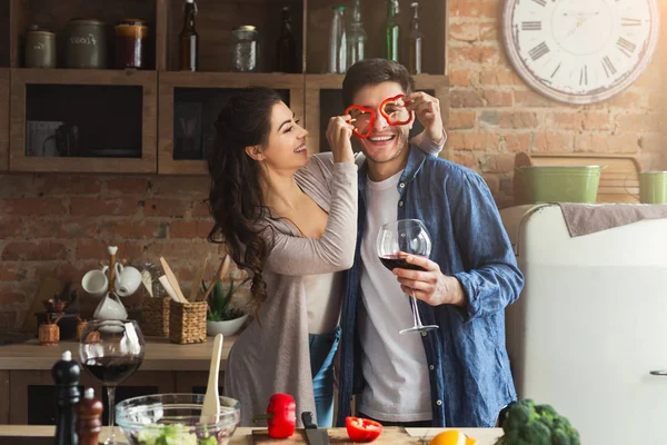 Mutlu çift birlikte sağlıklı yemek — Stok fotoğraf