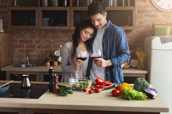 Šťastný pár, společné vaření zdravé výživy — Stock fotografie
