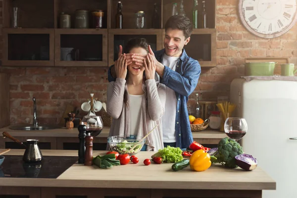 Mutlu çift birlikte sağlıklı yemek — Stok fotoğraf