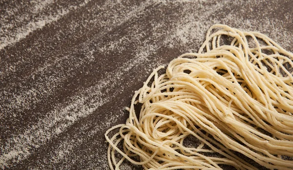 Taze ev yapımı makarna çeşitleri ahşap tablo