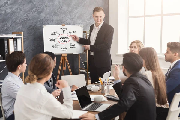 Empresario presentando plan de negocios a sus colegas — Foto de Stock