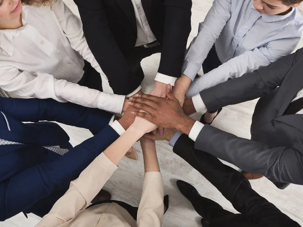 Equipe de colegas de trabalho unidos de pé com as mãos juntas — Fotografia de Stock