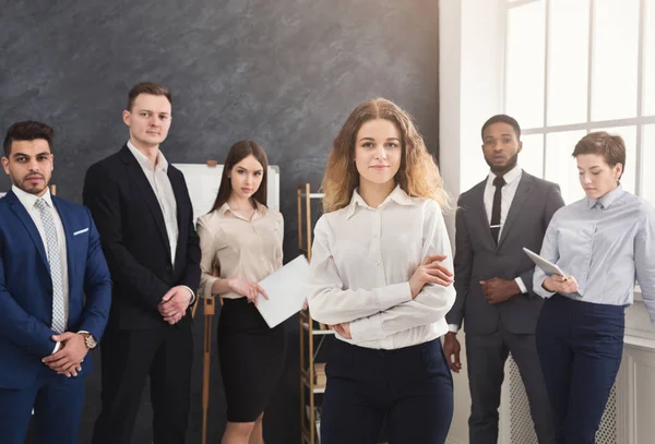 Equipe de negócios confiante em pé no escritório — Fotografia de Stock