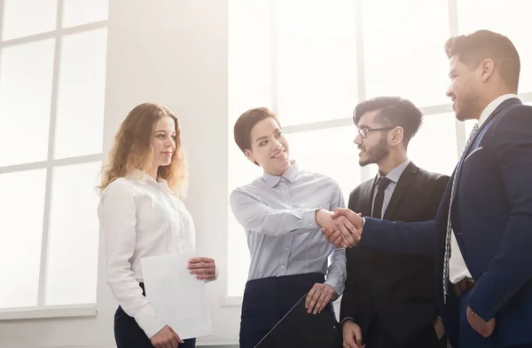 Obchodní lidé handshake při prvním setkání — Stock fotografie