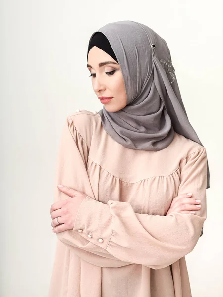 Østlig makeup på stilfuld muslimsk kvinde i hijab - Stock-foto