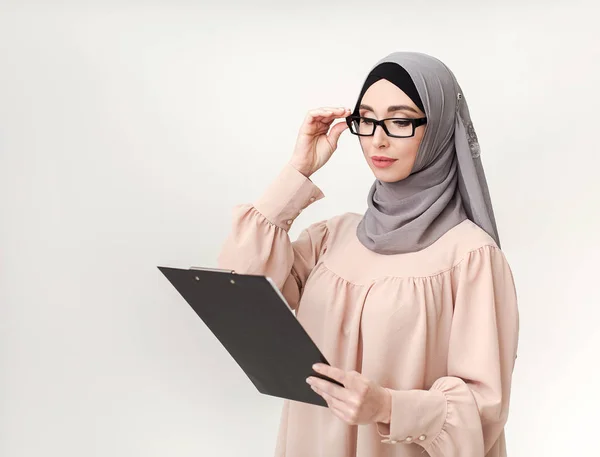 Potret studio guru wanita Arab — Stok Foto