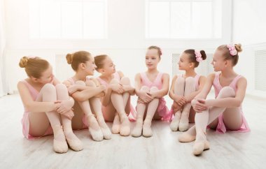 Küçük kızlar stüdyoda bale