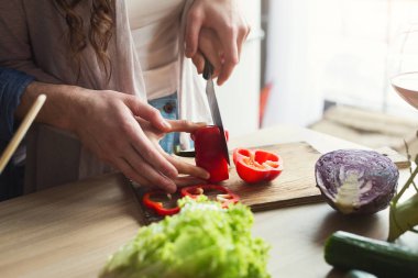 Çiftin birlikte sağlıklı yemekler pişirmek portre