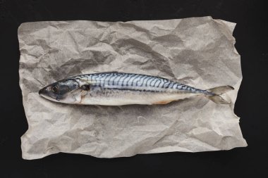 Parşömen, üstten görünüm üzerine çiğ balık