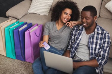 Genç çift online alışveriş siyah
