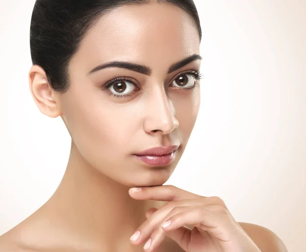 Piękna dziewczyna indyjski z doskonałej skóry, czyszczenie twarzy — Zdjęcie stockowe