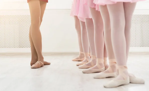 Sfondo balletto, formazione di giovani ballerine — Foto Stock