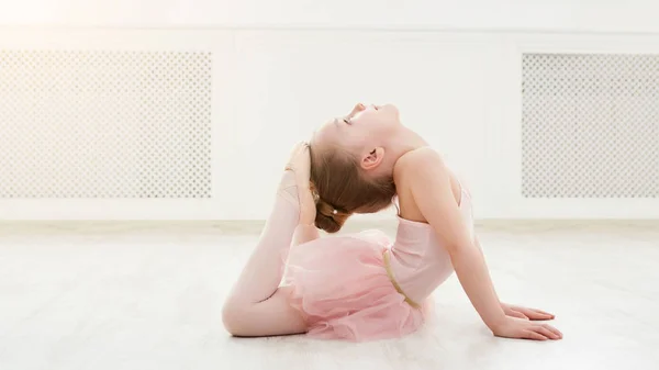 Porträtt av lilla ballerina på golvet, kopia utrymme — Stockfoto