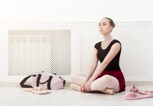 Ballerina zieht Spitzenballettschuhe an, — Stockfoto