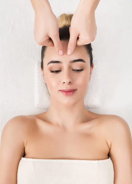 Mujer recibiendo masaje facial profesional en el salón de spa — Foto de Stock