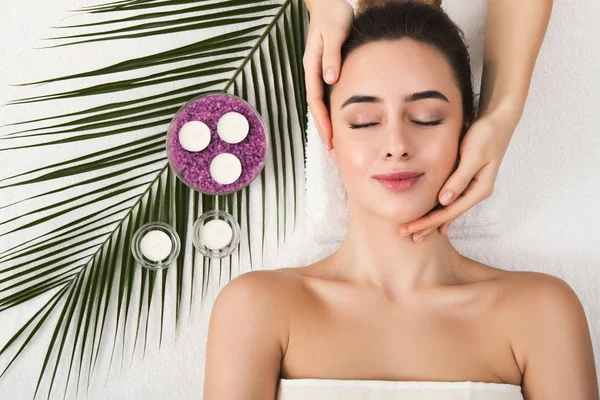 Žena dostat profesionální masáž obličeje na spa salon — Stock fotografie