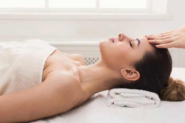 Mujer recibiendo masaje facial profesional en el salón de spa —  Fotos de Stock