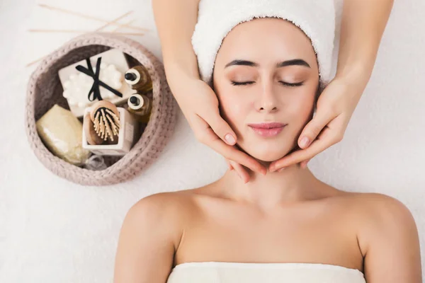 Mulher recebendo massagem facial profissional no salão de beleza — Fotografia de Stock