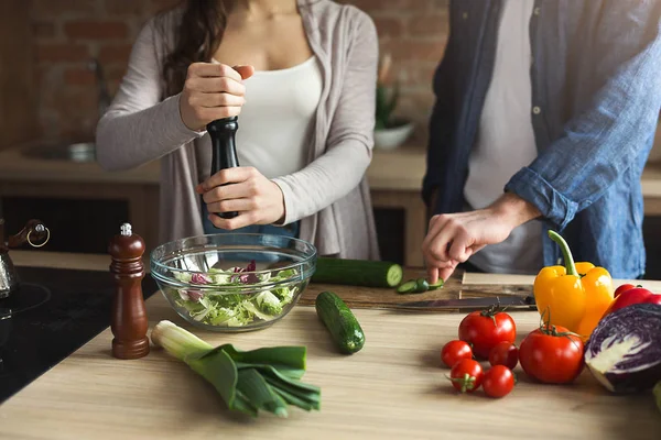Primer plano de la pareja cocinando alimentos saludables juntos — Foto de Stock