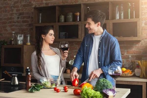 健康食品を一緒に料理する幸せなカップル — ストック写真