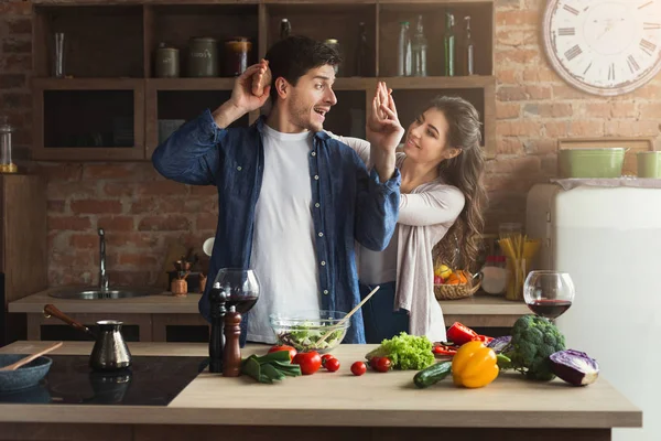 健康食品を一緒に料理する幸せなカップル — ストック写真