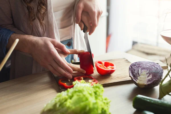 Gros plan de couple cuisiner des aliments sains ensemble — Photo