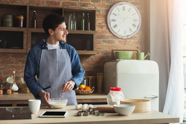 Jovem alegre assar na cozinha loft — Fotografia de Stock